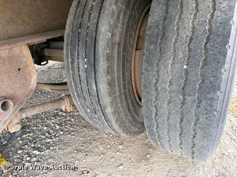 image for item ED0195 2001 Trail King flatbed trailer