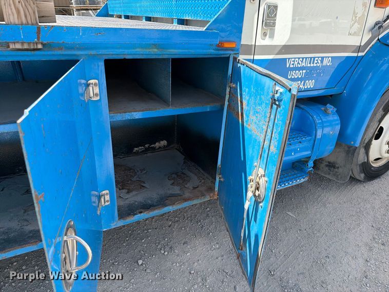 image for item ED0197 2000 International 4700 flatbed truck