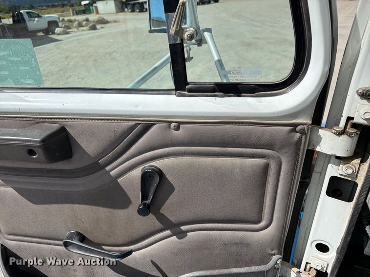 image for item ED0197 2000 International 4700 flatbed truck
