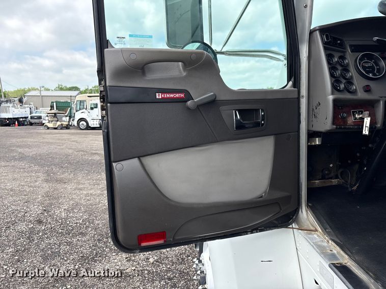 image for item EG8987 2007 Kenworth T300 box truck
