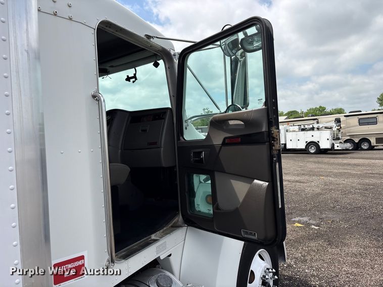 image for item EG8987 2007 Kenworth T300 box truck