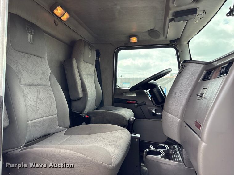 image for item EG8987 2007 Kenworth T300 box truck