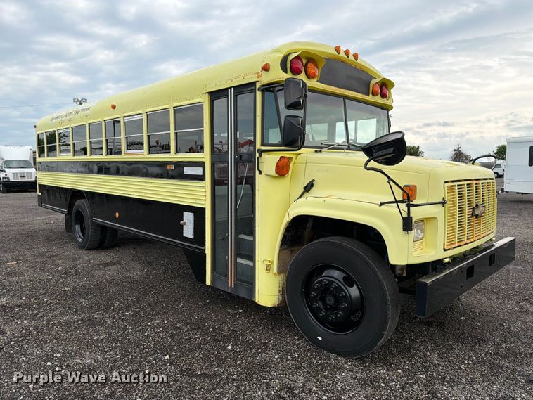 image for item EG9236 2001 Chevrolet B7 school bus