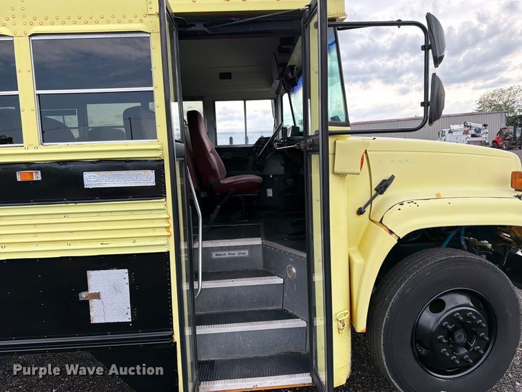 image for item EG9236 2001 Chevrolet B7 school bus