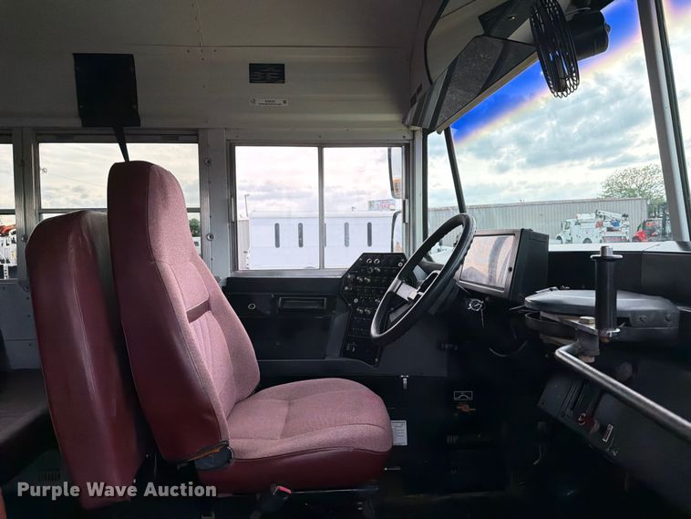 image for item EG9236 2001 Chevrolet B7 school bus
