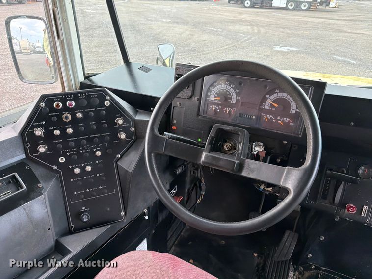 image for item EG9236 2001 Chevrolet B7 school bus