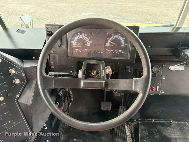 image for item EG9236 2001 Chevrolet B7 school bus