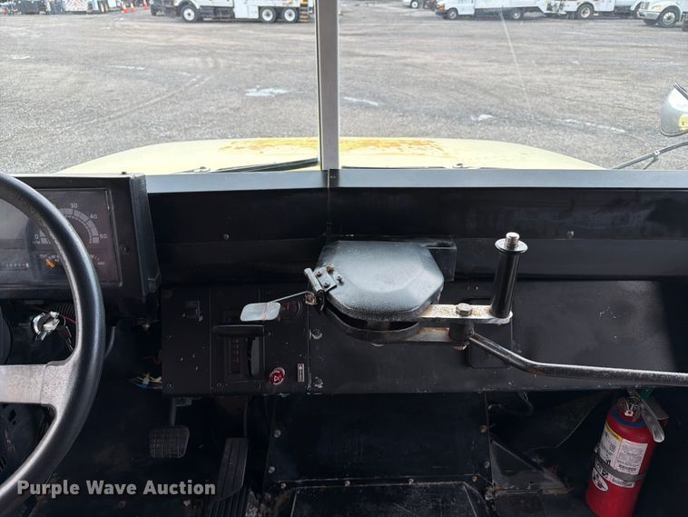 image for item EG9236 2001 Chevrolet B7 school bus
