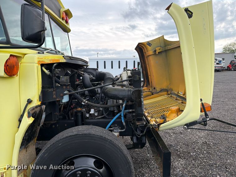 image for item EG9236 2001 Chevrolet B7 school bus