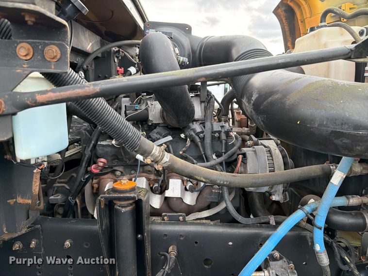 image for item EG9236 2001 Chevrolet B7 school bus