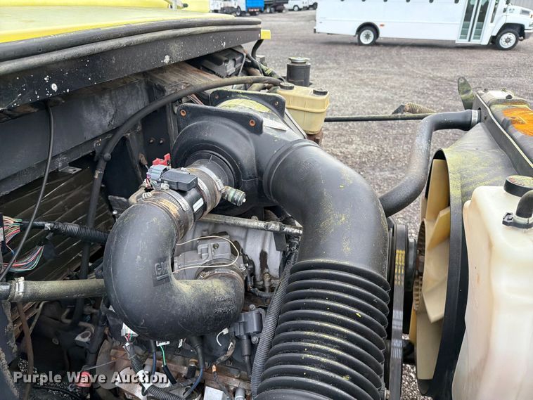 image for item EG9236 2001 Chevrolet B7 school bus