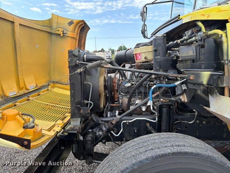 image for item EG9236 2001 Chevrolet B7 school bus