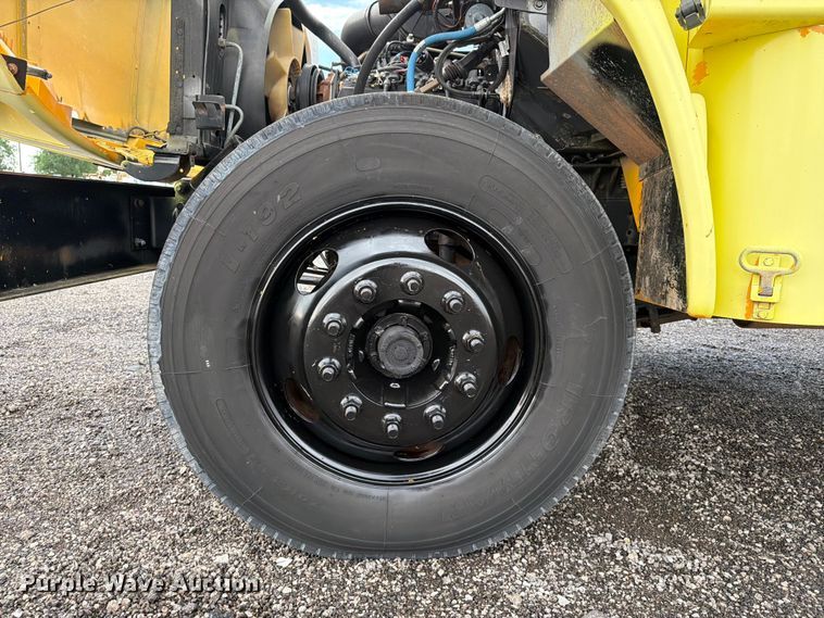 image for item EG9236 2001 Chevrolet B7 school bus