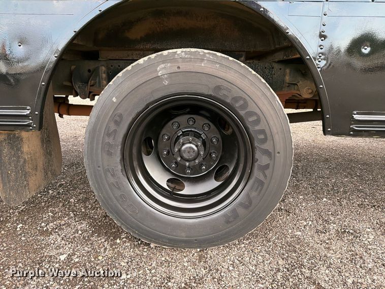 image for item EG9236 2001 Chevrolet B7 school bus