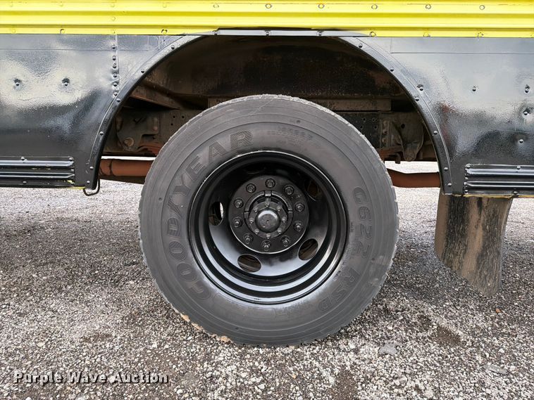 image for item EG9236 2001 Chevrolet B7 school bus
