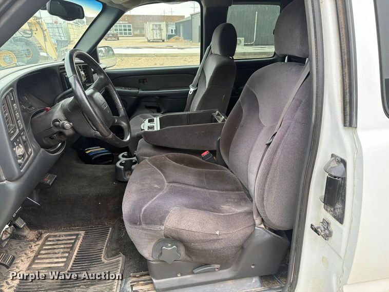 image for item EI7709 2002 GMC Sierra 2500HD Ext. Cab pickup truck