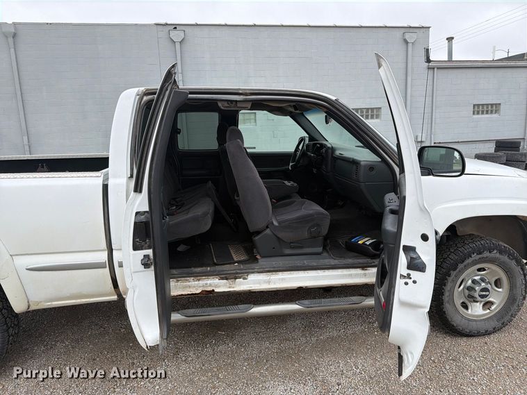 image for item EI7709 2002 GMC Sierra 2500HD Ext. Cab pickup truck