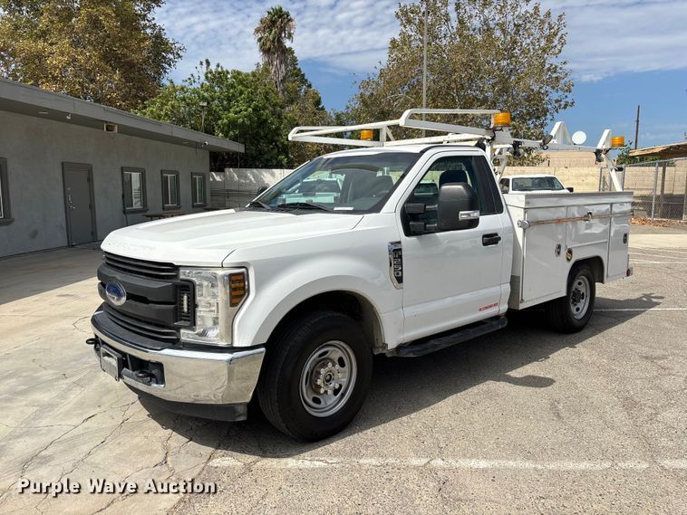 image for item EL2546 2019 Ford F250 Super Duty utility bed pickup truck
