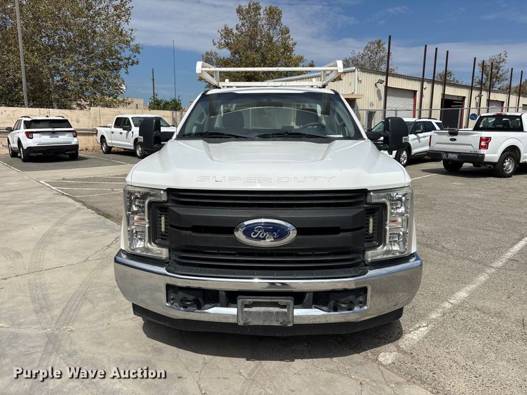 image for item EL2546 2019 Ford F250 Super Duty utility bed pickup truck