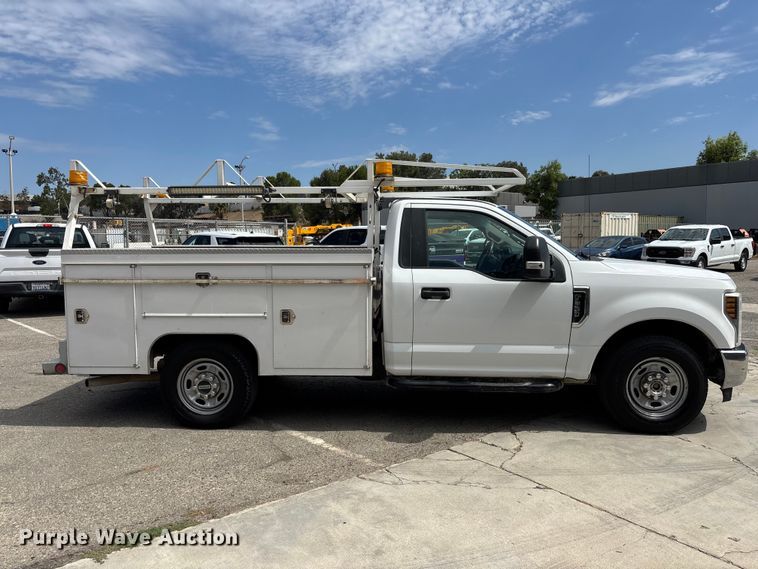 image for item EL2546 2019 Ford F250 Super Duty utility bed pickup truck