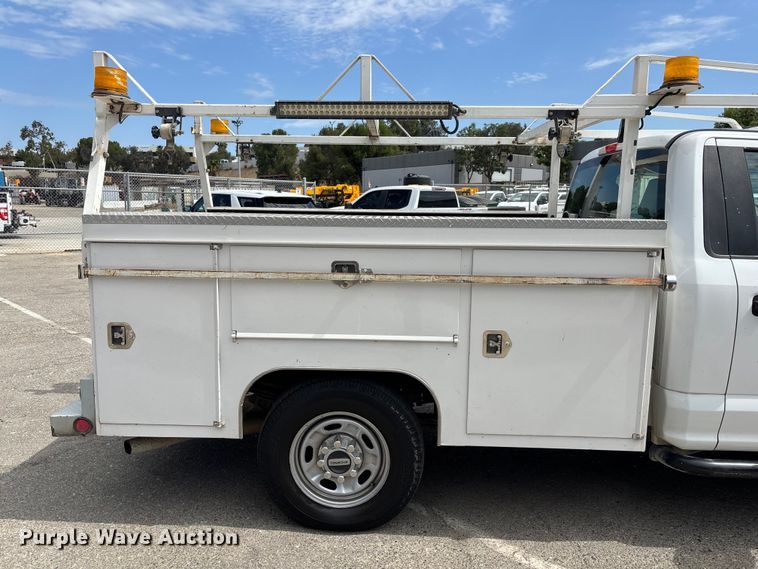 image for item EL2546 2019 Ford F250 Super Duty utility bed pickup truck