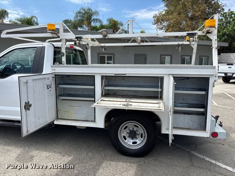 image for item EL2546 2019 Ford F250 Super Duty utility bed pickup truck