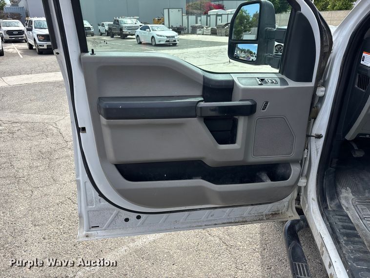 image for item EL2546 2019 Ford F250 Super Duty utility bed pickup truck