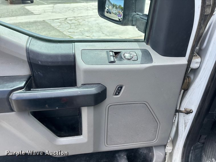 image for item EL2546 2019 Ford F250 Super Duty utility bed pickup truck