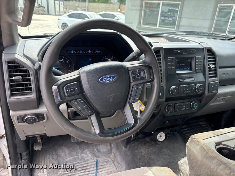 image for item EL2546 2019 Ford F250 Super Duty utility bed pickup truck