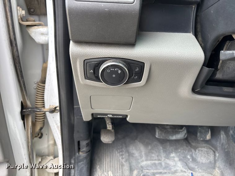 image for item EL2546 2019 Ford F250 Super Duty utility bed pickup truck