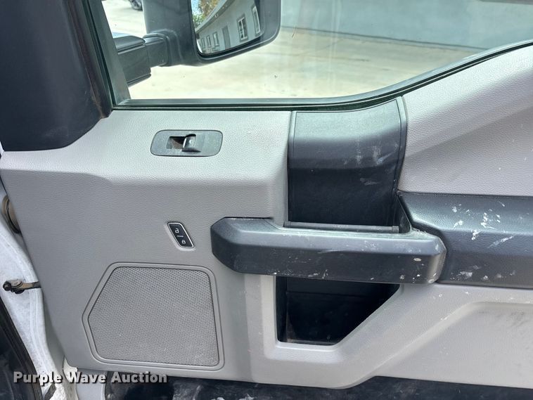 image for item EL2546 2019 Ford F250 Super Duty utility bed pickup truck