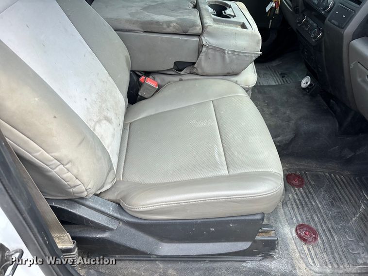 image for item EL2546 2019 Ford F250 Super Duty utility bed pickup truck