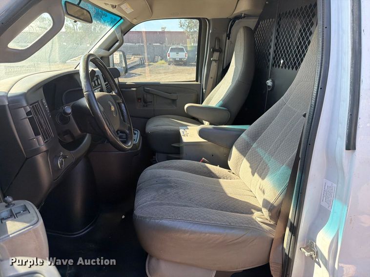 image for item EL2562 2020 Chevrolet Express 2500 van