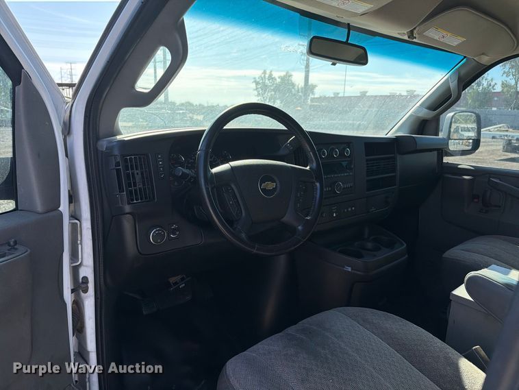 image for item EL2562 2020 Chevrolet Express 2500 van