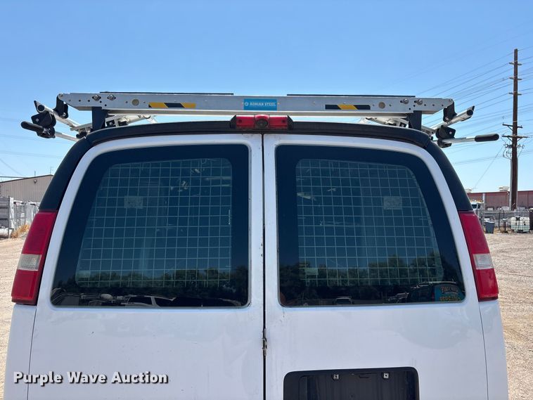 image for item EL2563 2017 Chevrolet Express 2500 van