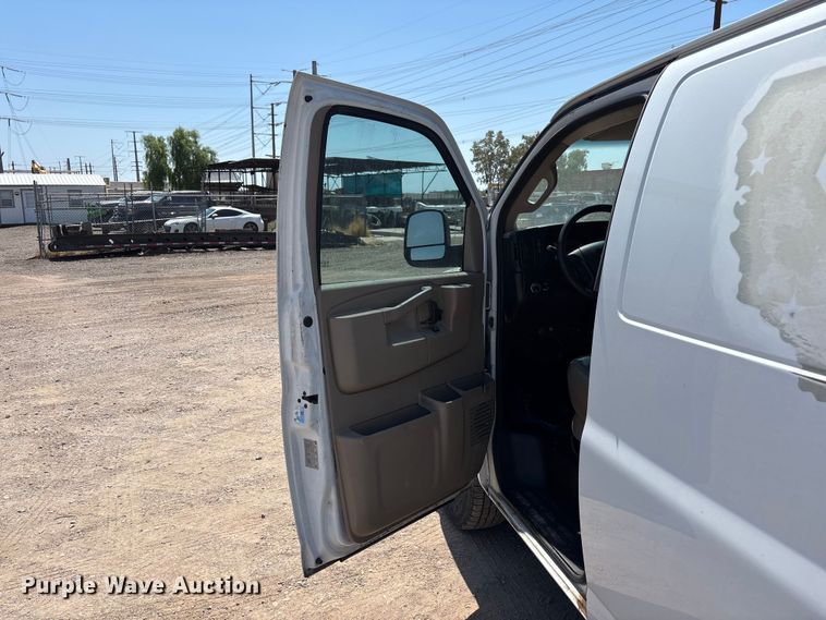 image for item EL2563 2017 Chevrolet Express 2500 van