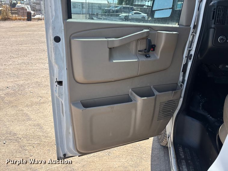 image for item EL2563 2017 Chevrolet Express 2500 van
