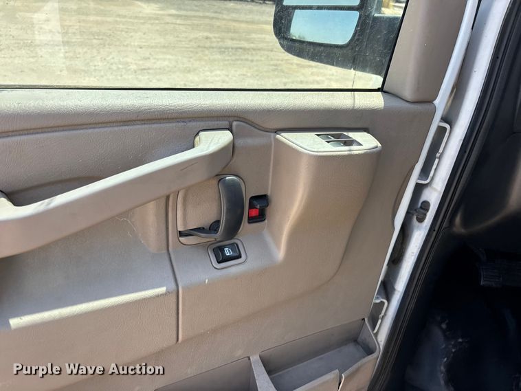 image for item EL2563 2017 Chevrolet Express 2500 van