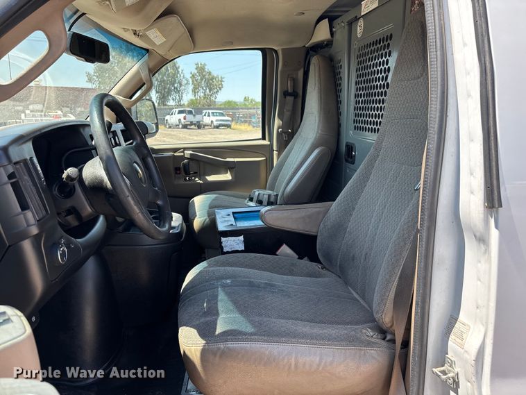 image for item EL2563 2017 Chevrolet Express 2500 van