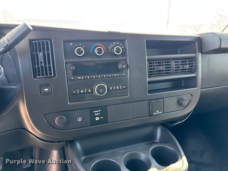 image for item EL2563 2017 Chevrolet Express 2500 van