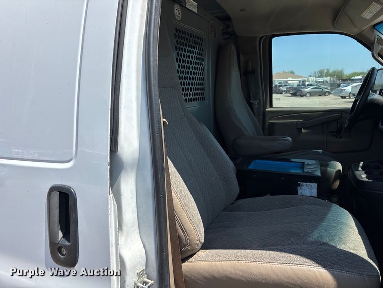 image for item EL2563 2017 Chevrolet Express 2500 van