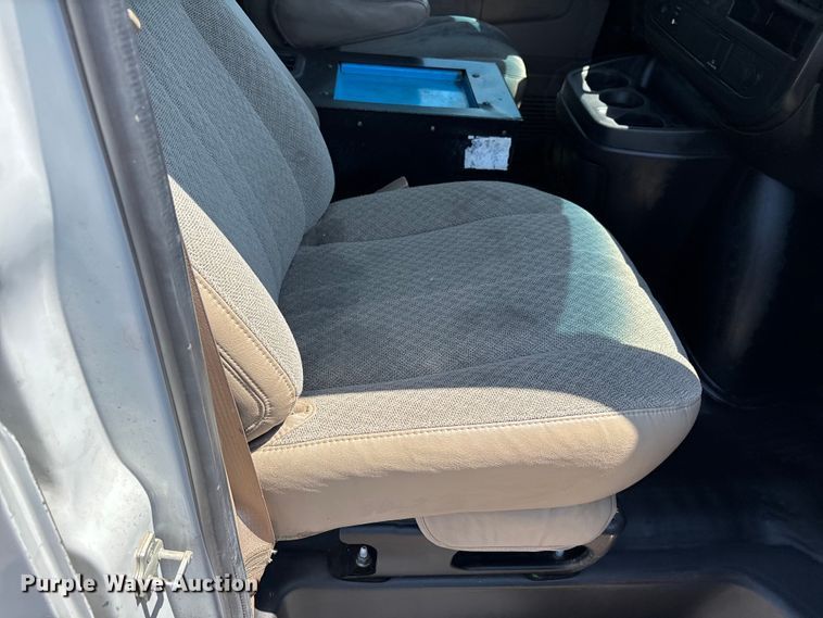 image for item EL2563 2017 Chevrolet Express 2500 van