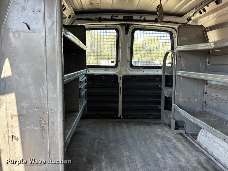 image for item EL2563 2017 Chevrolet Express 2500 van