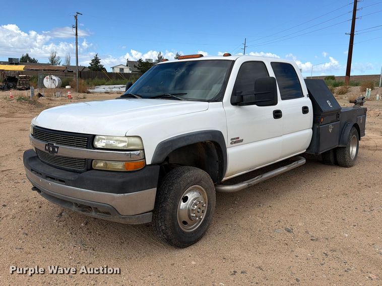 2002 Chevrolet Silverado 3500 Crew Cab flatbed pickup truck