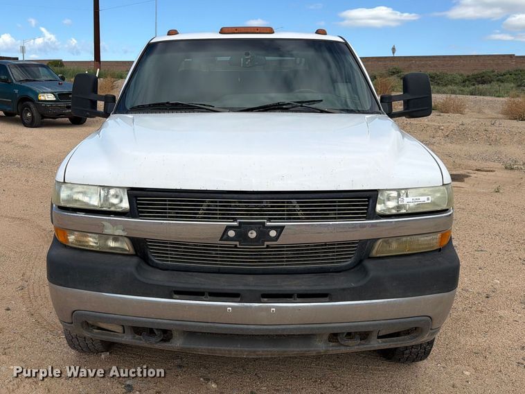 image for item EL2628 2002 Chevrolet Silverado 3500 Crew Cab flatbed pickup truck