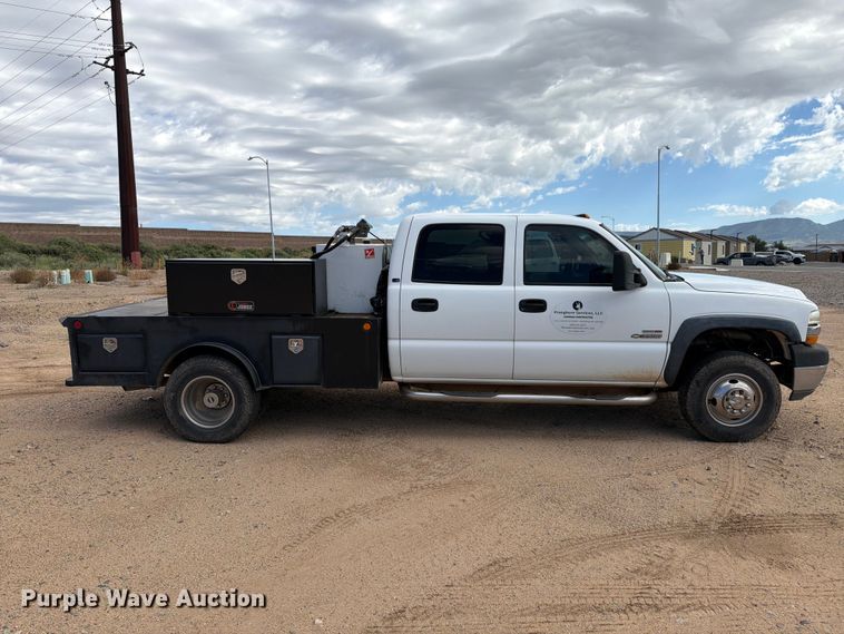 image for item EL2628 2002 Chevrolet Silverado 3500 Crew Cab flatbed pickup truck