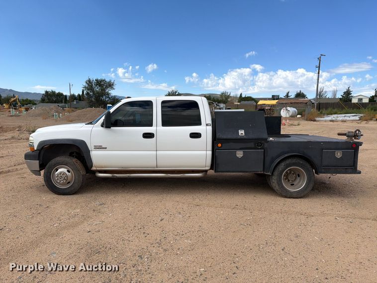 image for item EL2628 2002 Chevrolet Silverado 3500 Crew Cab flatbed pickup truck