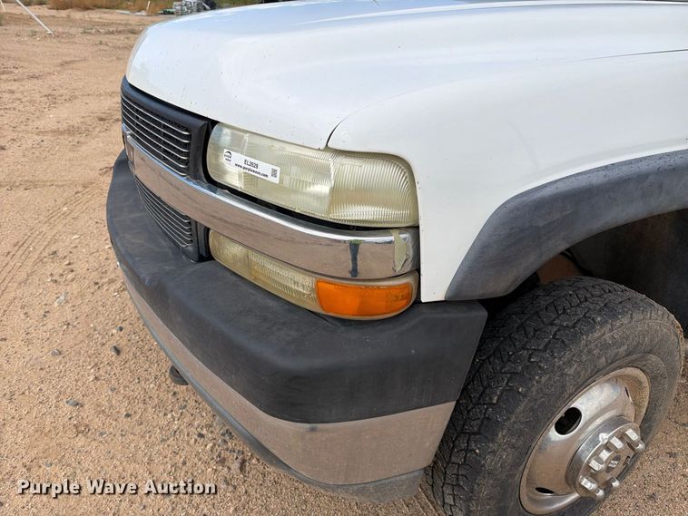 image for item EL2628 2002 Chevrolet Silverado 3500 Crew Cab flatbed pickup truck