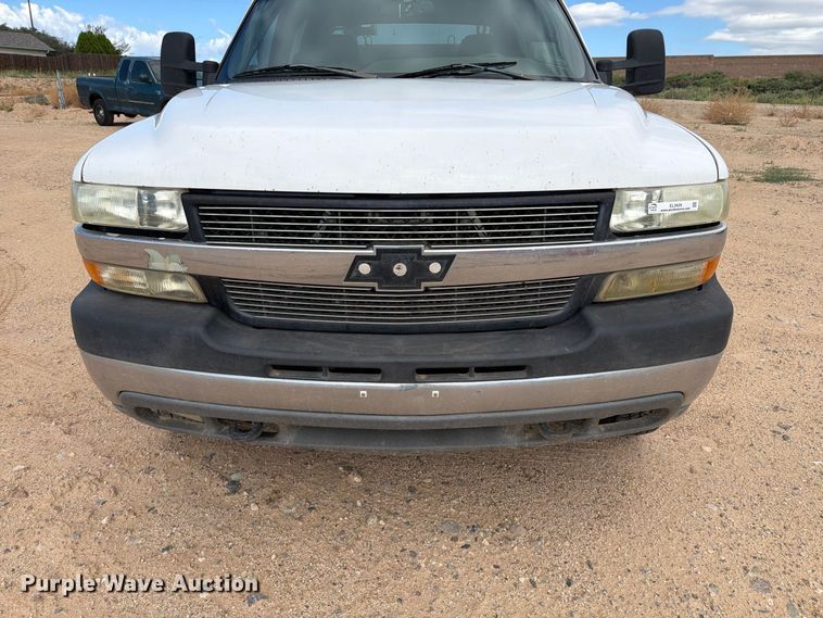 image for item EL2628 2002 Chevrolet Silverado 3500 Crew Cab flatbed pickup truck