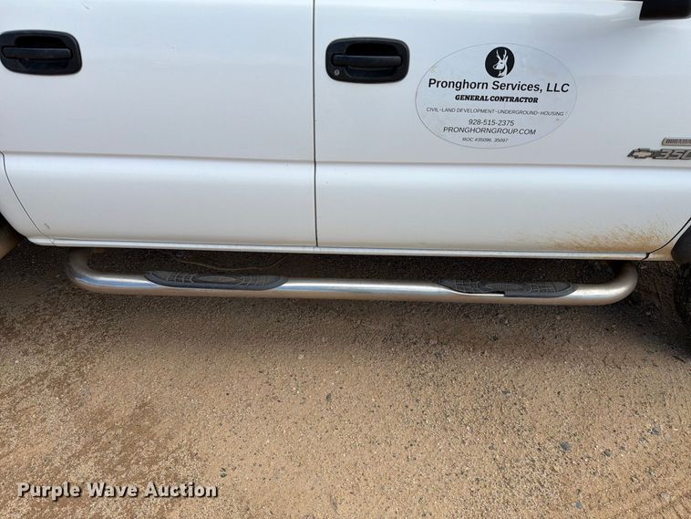 image for item EL2628 2002 Chevrolet Silverado 3500 Crew Cab flatbed pickup truck